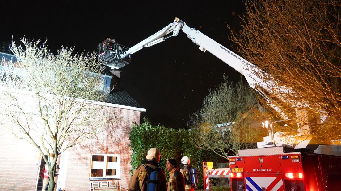 Er is ook een hoogwerker ter plaatse