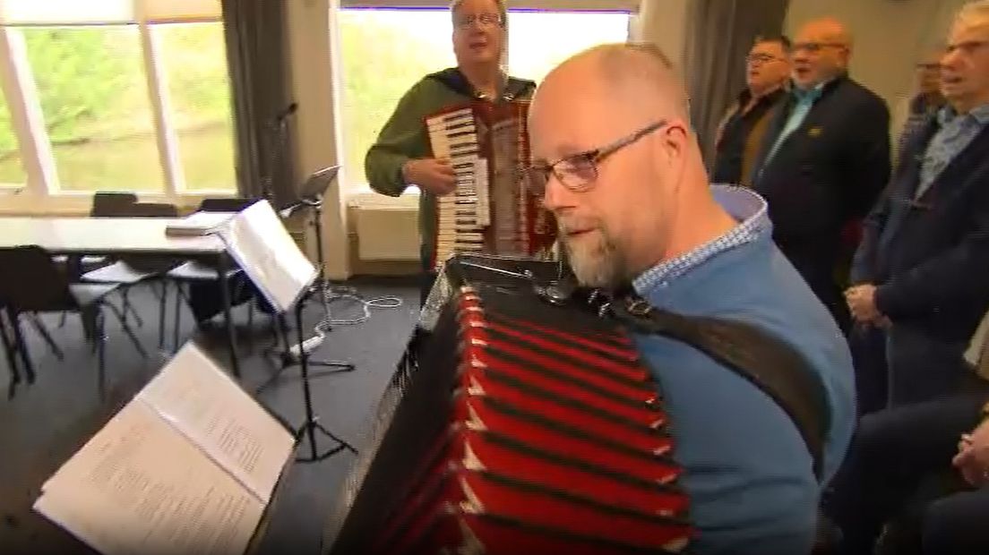 Dikke pret bij het shantykoor in Knoal