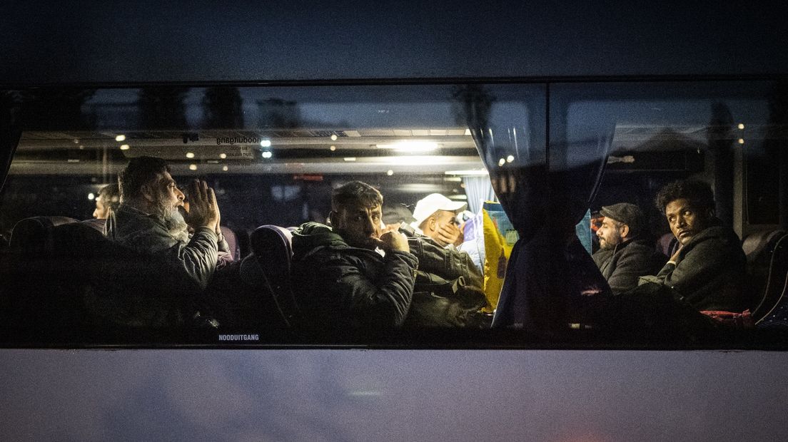 Asielzoekers uit Ter Apel worden per bus naar noodopvanglocaties gebracht