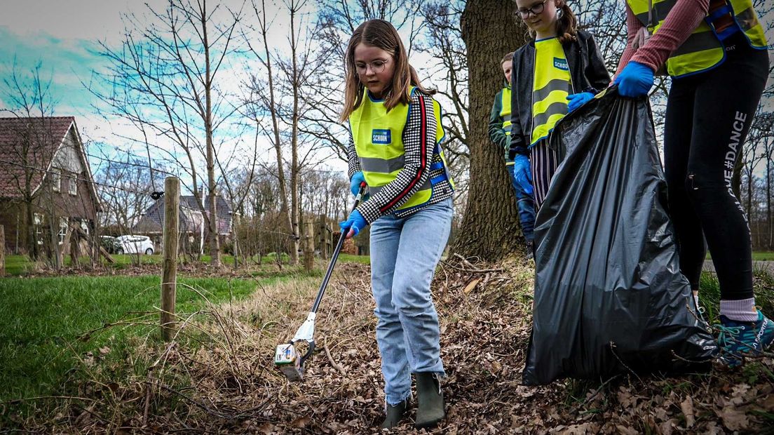 Kinderen ruimen afval op in buurtschap Notter tijdens Landelijke Opschoondag