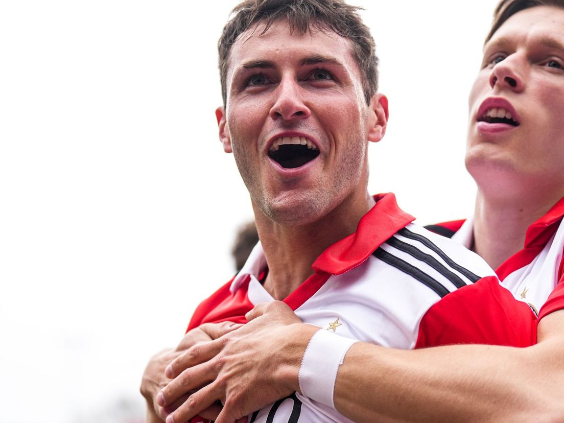 Feyenoord wint dankzij recordman Gimenez bij Excelsior en kan volgende week in de Kuip kampioen Feyenoord wint dankzij recordman Gimenez bij Excelsior en kan volgende week in de Kuip kampioen