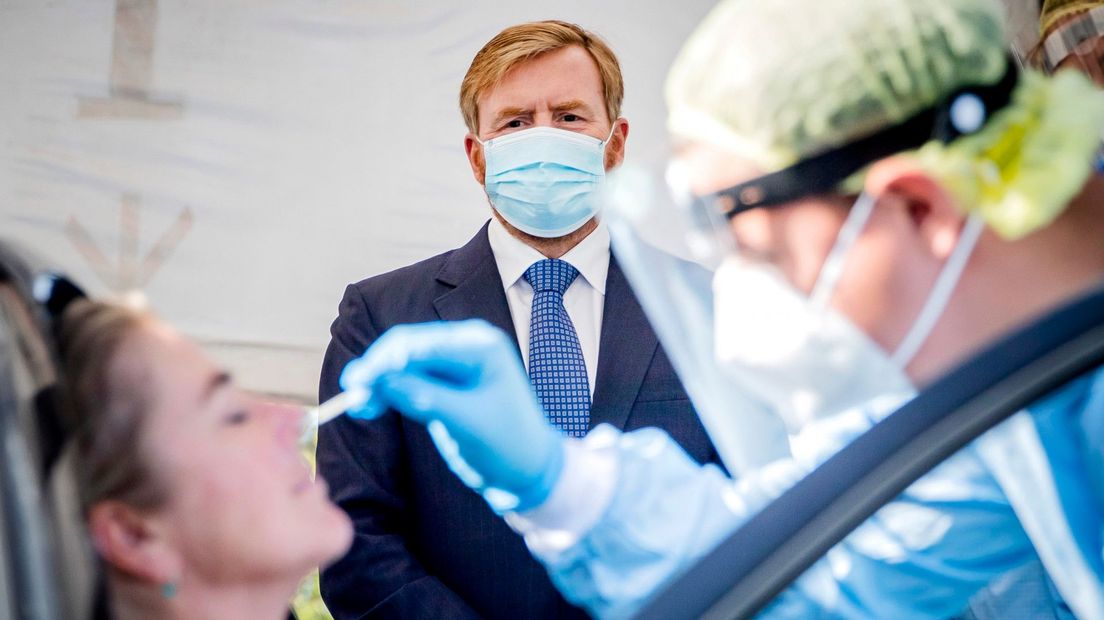 Koning Willem Alexander kijkt toe hoe iemand wordt getest
