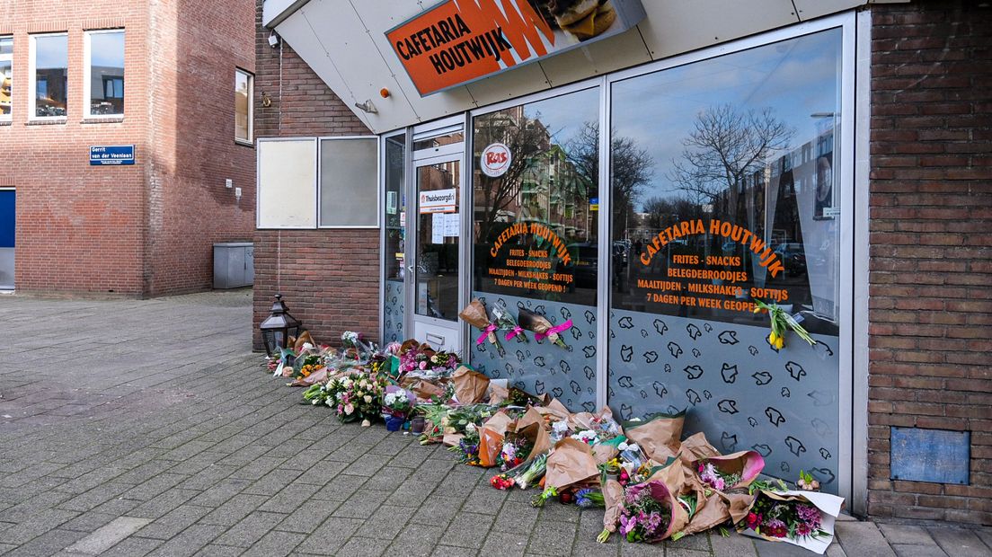 Voor de snackbar werden bloemen, kaarsjes en kaarten neergelegd