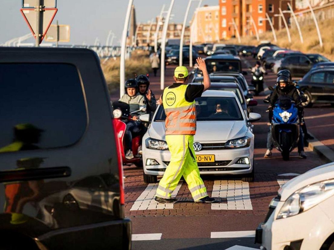 Parkeercoaches en slagbomen: actieplan geldt dit jaar voor gehele Haagse kust