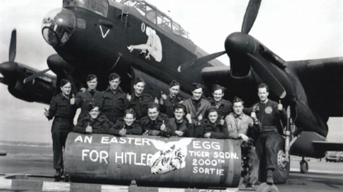 De Canadese vliegers met hun 'eitje' - foto BCMC