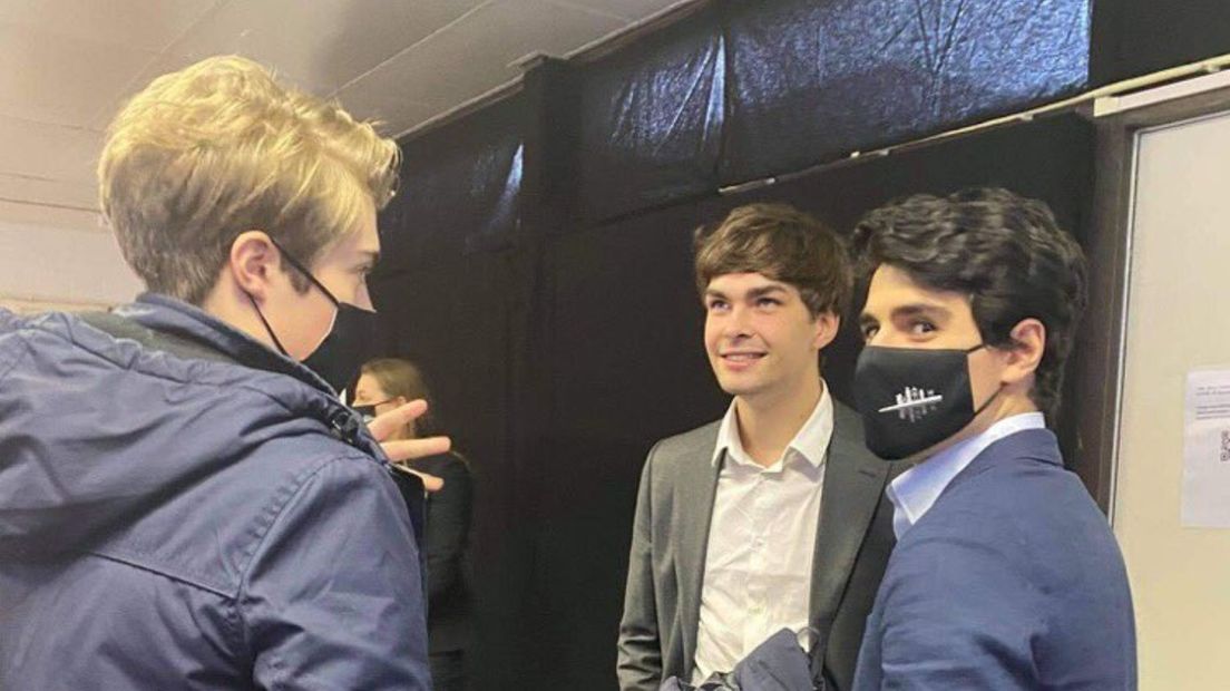 Jorden van Foreest in gesprek met z'n secondant Max Warmerdam (links) en z'n concurrent Aryan Tari (rechts)