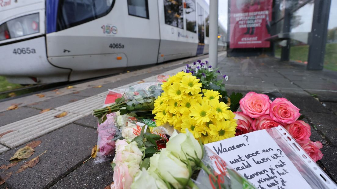 Bloemen bij de halte waar de Poolse man vermoedelijk voor de tram werd geduwd