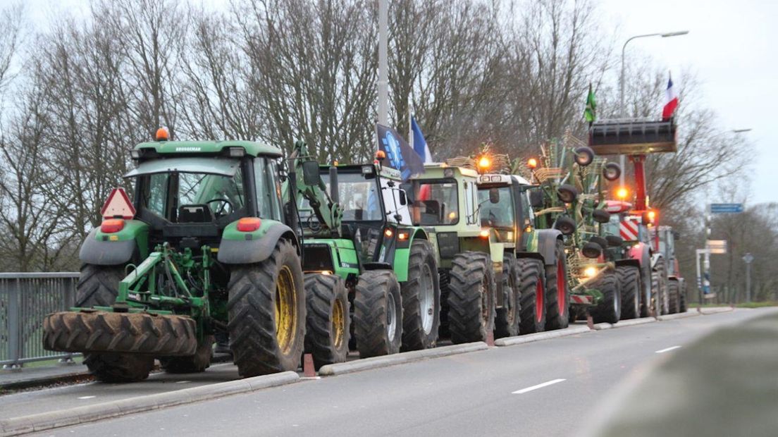 Actievoerende boeren lieten zich vanmiddag weer zien langs de A1