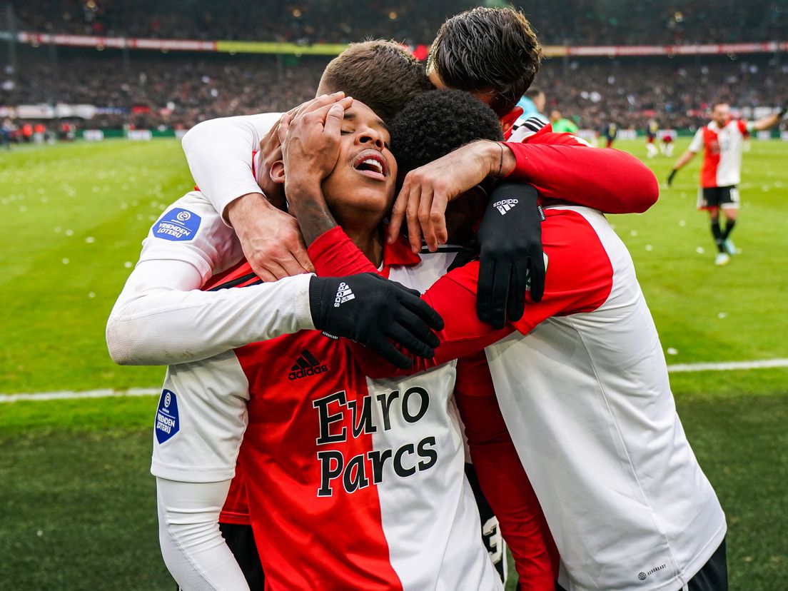 Igor Paixão wordt geknuffeld na zijn mooie goal voor Feyenoord tegen Ajax