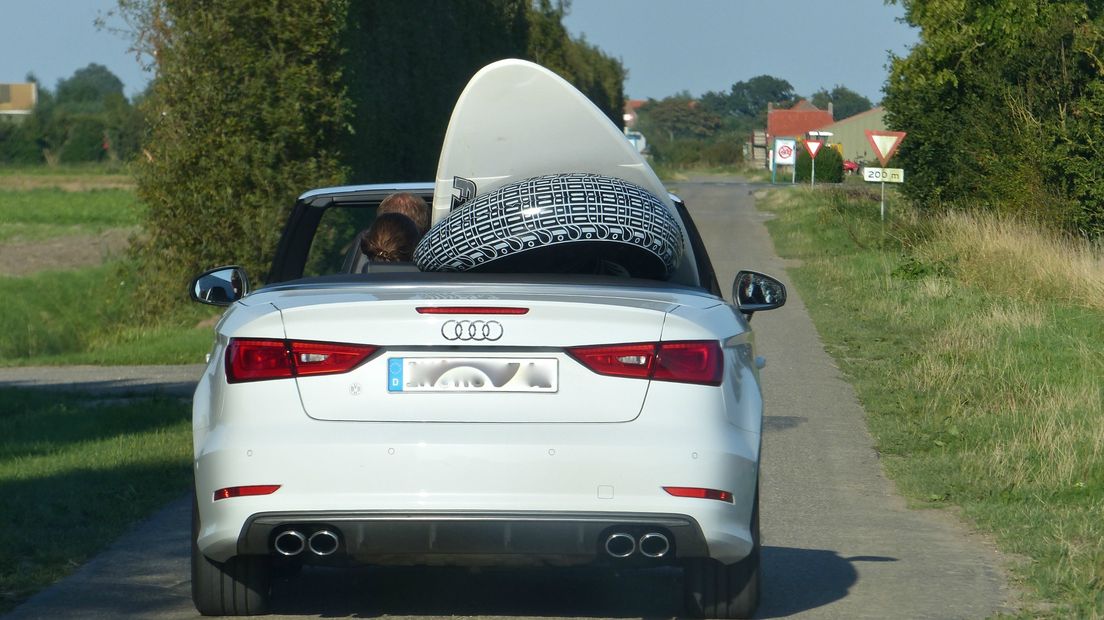 Auto op weg naar het strand