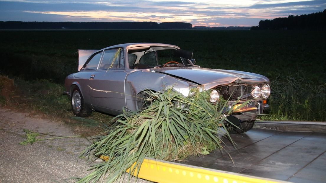 De oldtimer is vermoedelijk total loss.