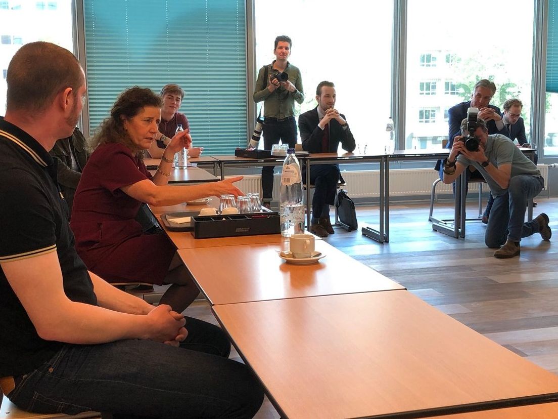 De minister spreekt studenten van de Hogeschool Rotterdam.