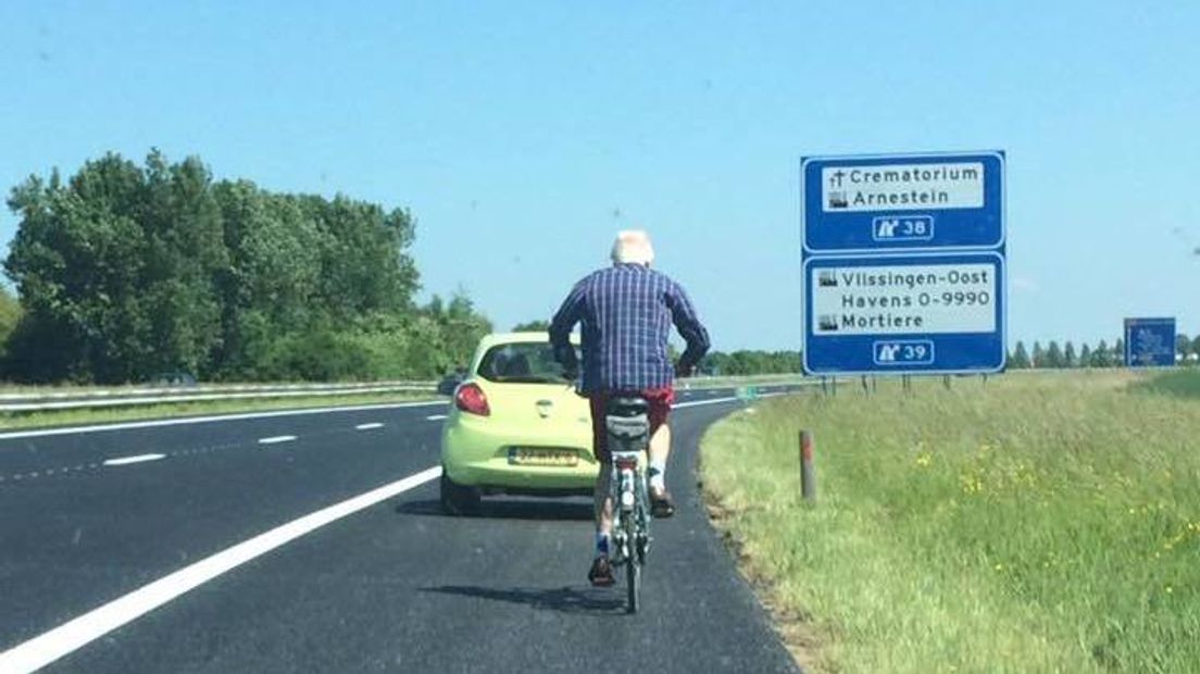 Politie haalt snelwegfietser van A58