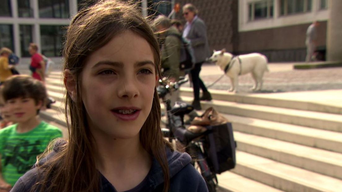 Juna loopt samen met haar vader mee.