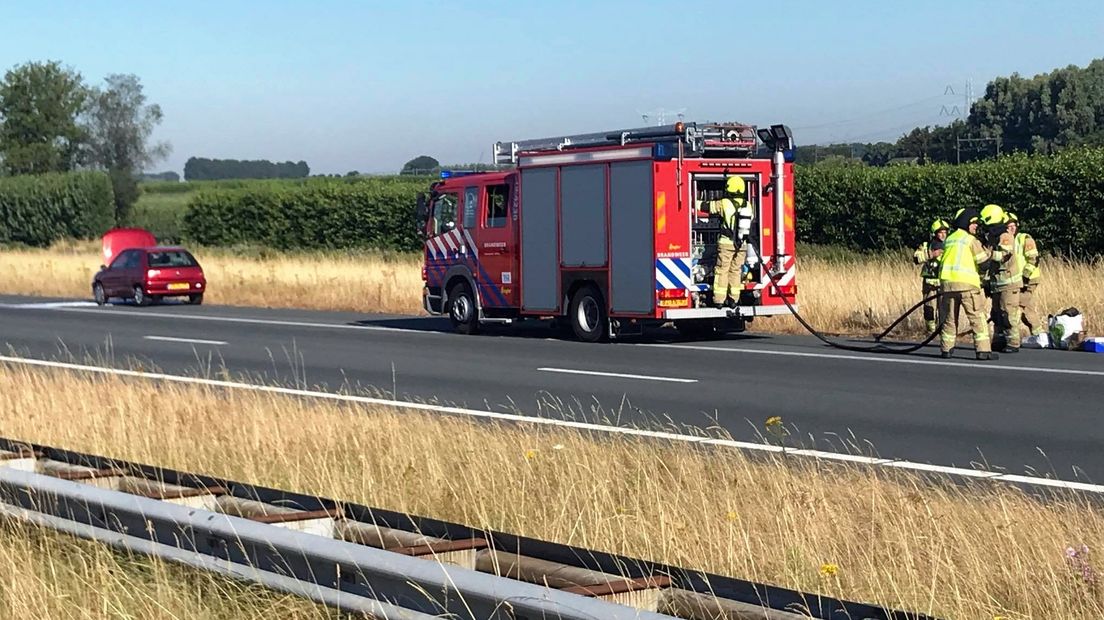 Brandweer blust autobrand op A58 bij Rilland
