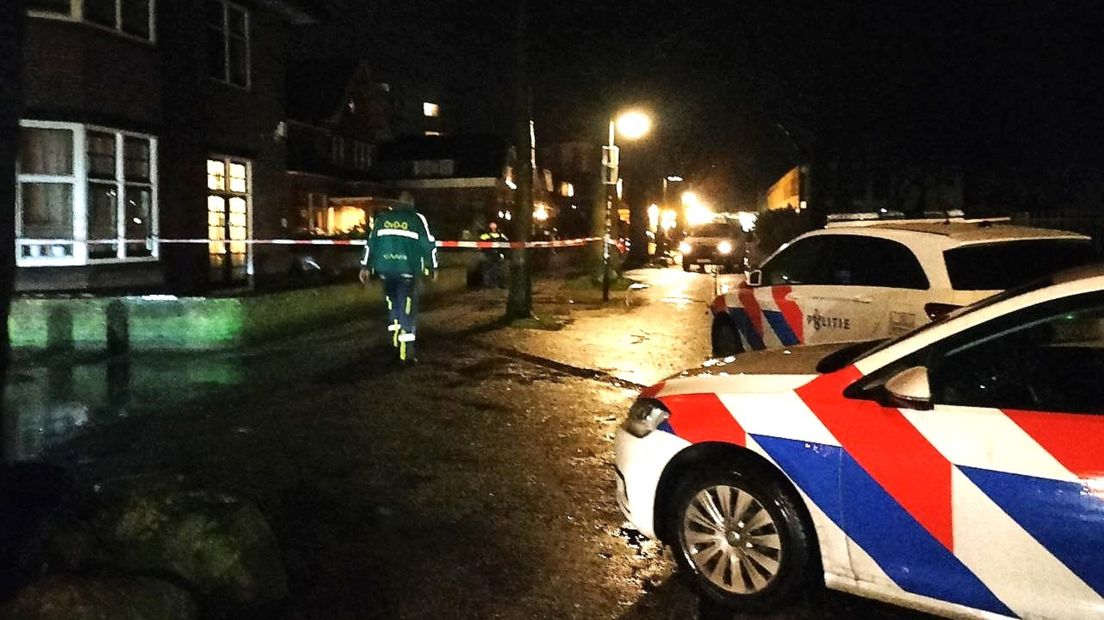 Hulpdiensten bij de zorginstelling in Emmen waar het steekincident plaatsvond