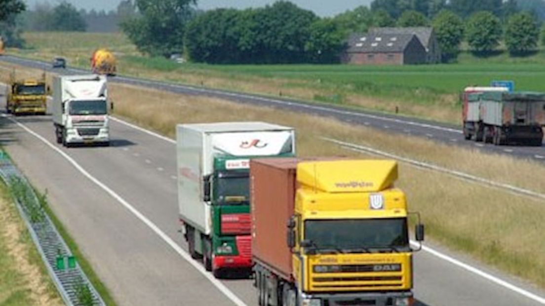 Vrachtwagens op de snelweg