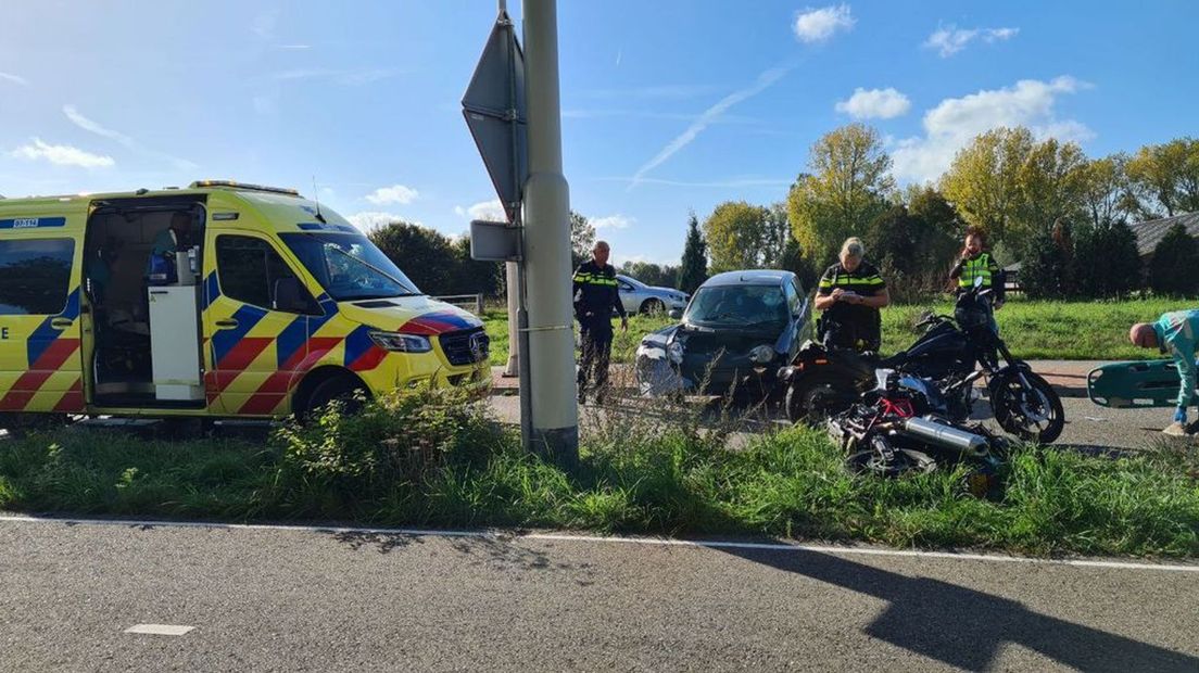 Politieagenten op de plek van het ongeluk.