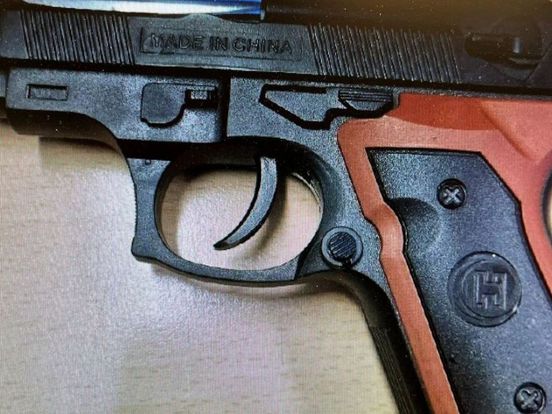 Agenten nemen op kermis gewonnen nepwapen in beslag: 'Niet van echt te onderscheiden'