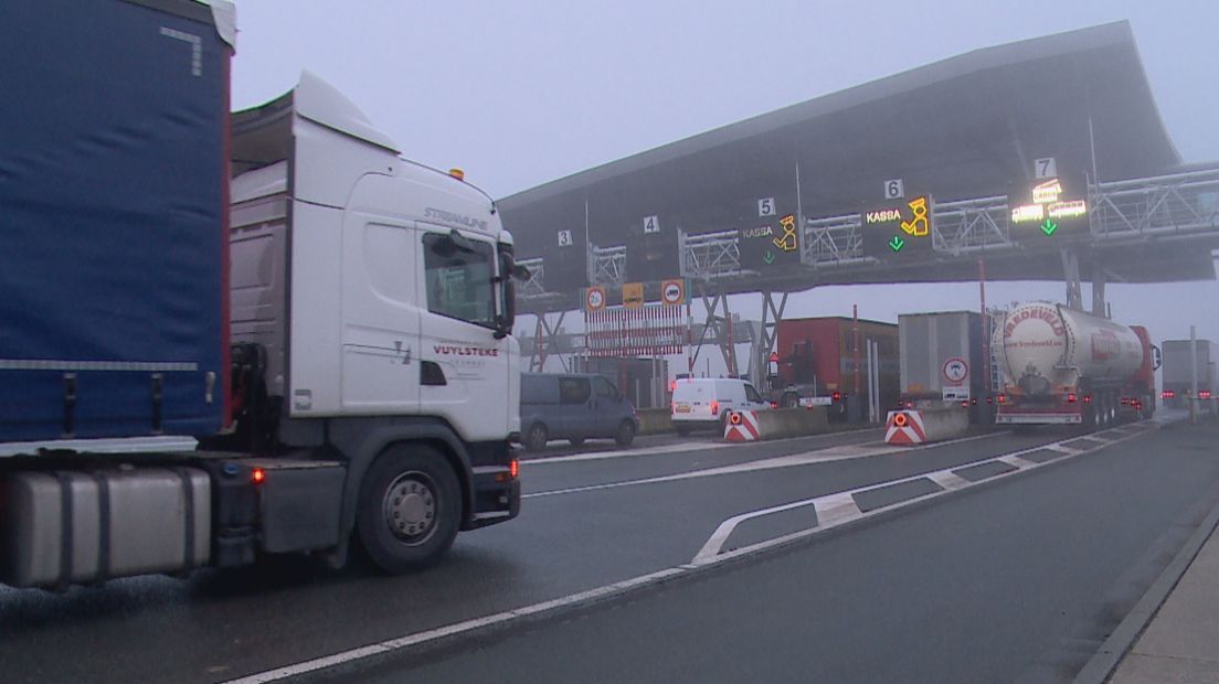 Het aantal vrachtwagens in de Westerscheldetunnel is in 2017 flink toegenomen