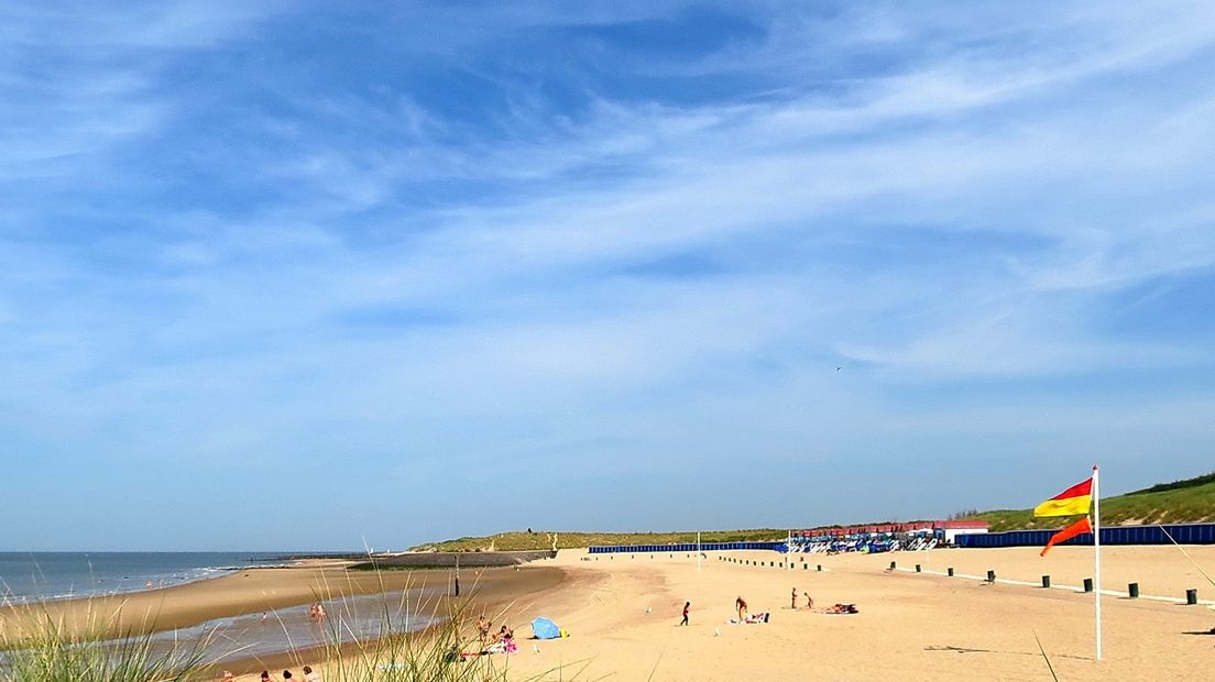 Aflandige wind op strand bij Vlissingen
