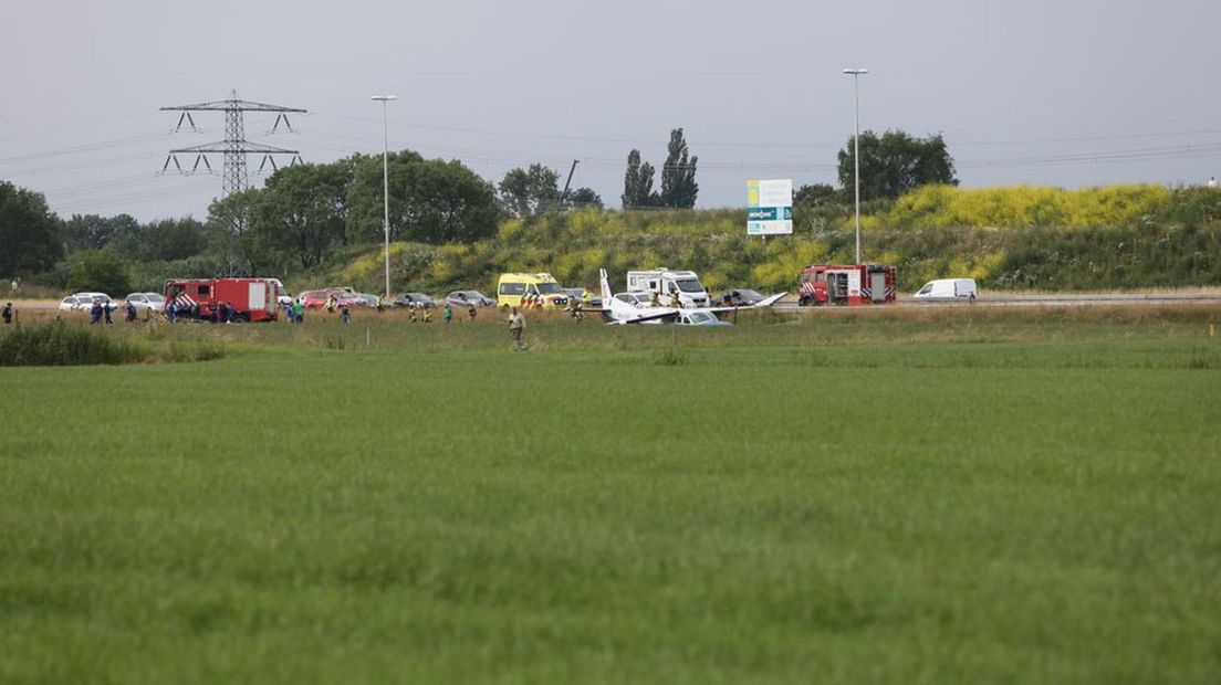 Het toestel is in een greppel bij een weiland naast de A50 terechtgekomen.
