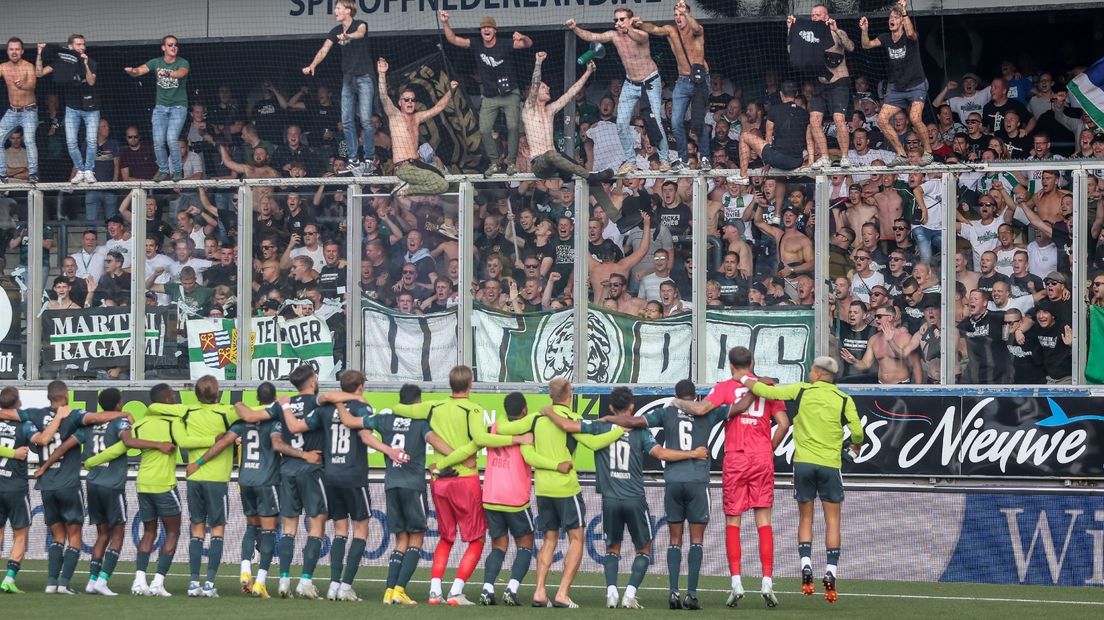 FC Groningen-spelers bedanken fans na een wedstrijd