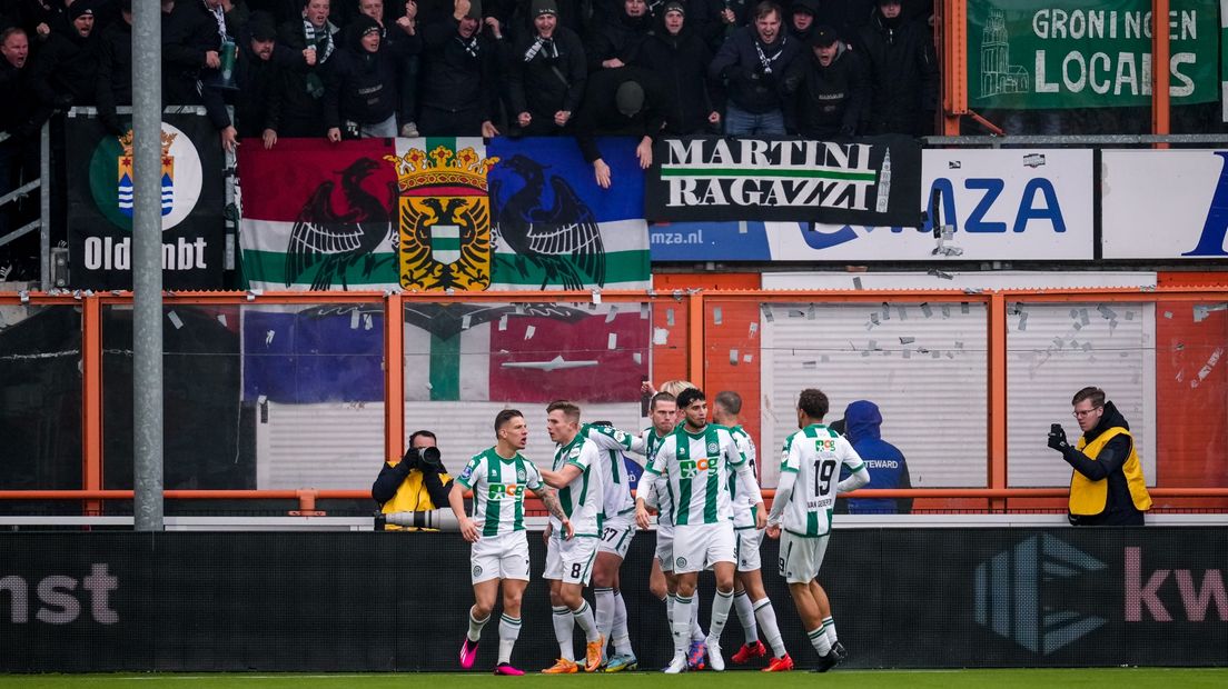 Groningen-spelers vieren de goal van Johan Hove, in de wedstrijd met Volendam