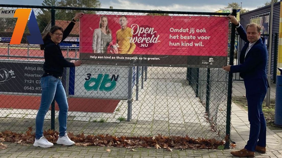 AVA'70 en wethouder Te Lindert hangen spandoek op voor meer aandacht voor de pleegzorg