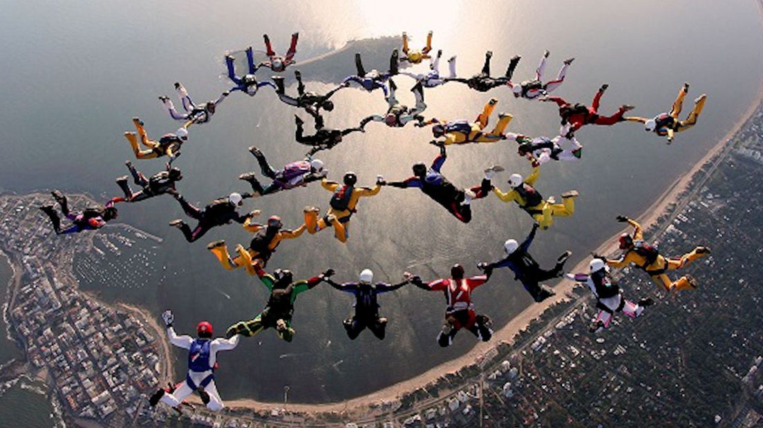 Formatiespringen is een hobby die Wim de Gier over de hele wereld beoefent met andere parachutisten.