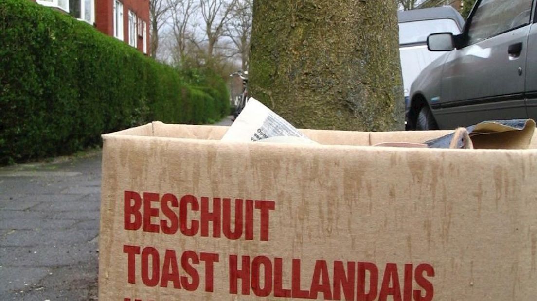 Oud papier langs de weg