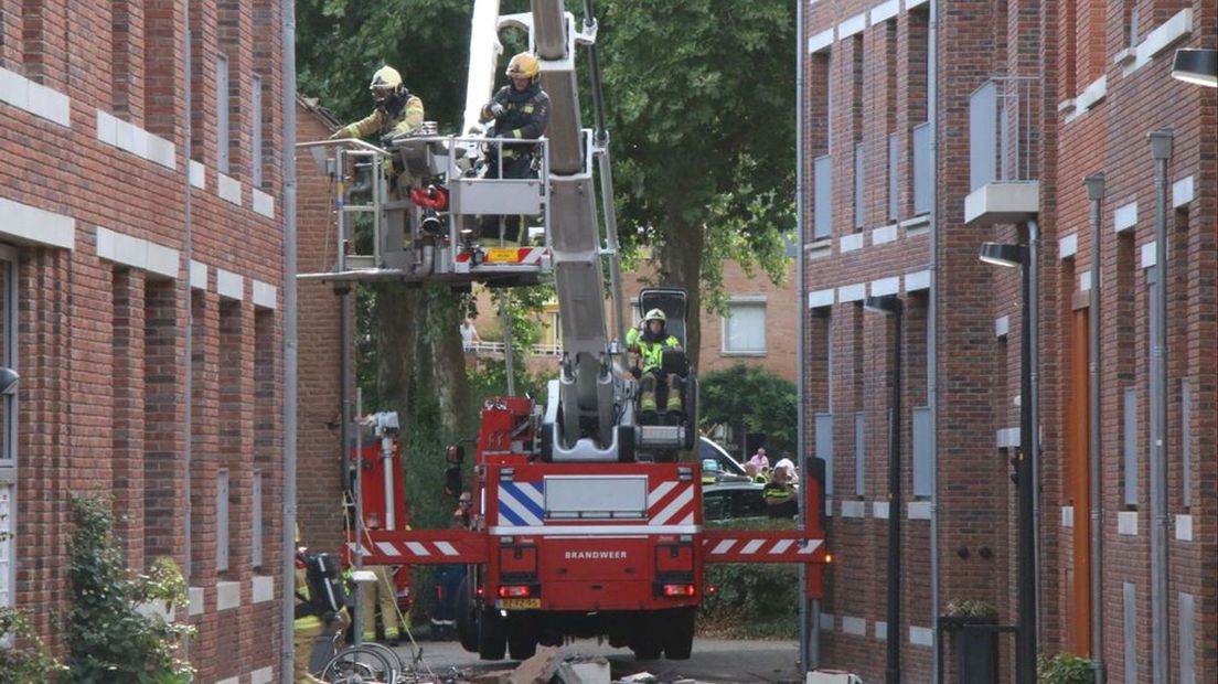 De brandweer is massaal in Zutphen aanwezig.