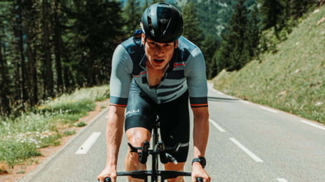 Tom Oosterdijk op de fiets