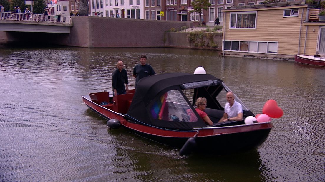 Zeeuwen Martin en Monique varen mee op de Zelfmoordpreventieboot tijdens de Canal Parade in Amsterdam
