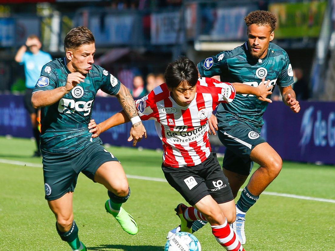 Koki Saito houdt Tomas Suslov en Liam van Gelderen bezig tijdens Sparta-FC Groningen