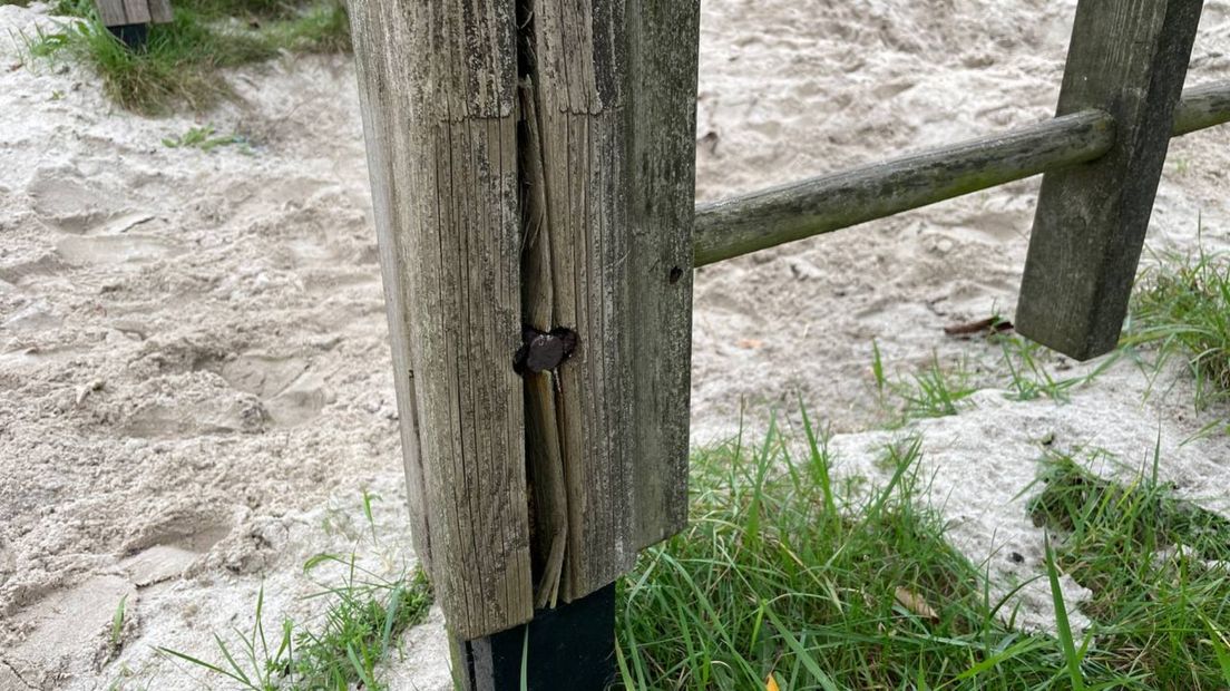 De schade aan de speeltoestellen