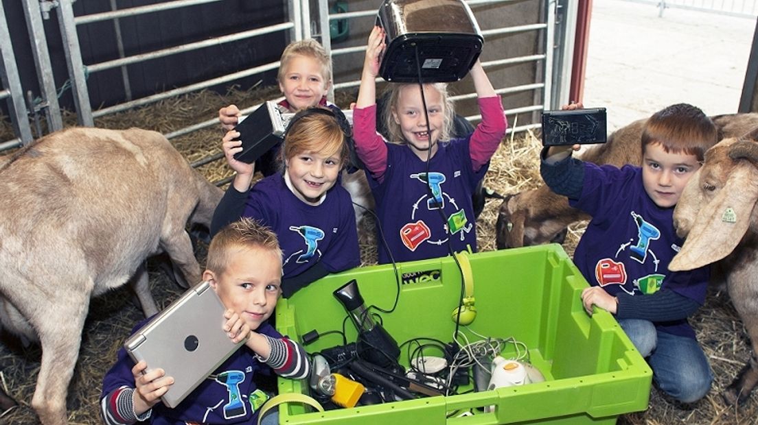 Inzamelen van gebruikte elektrische apparaten bij een kinderboerderij