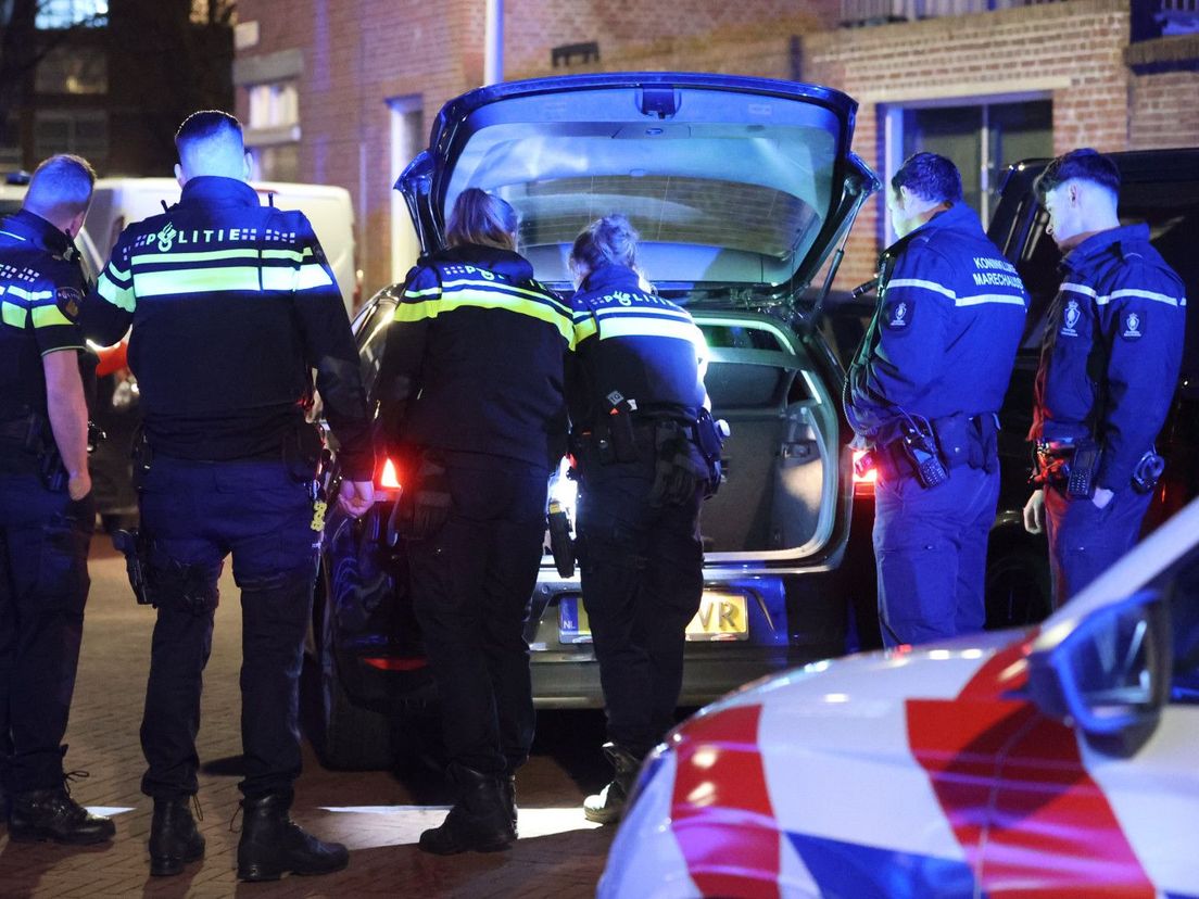 Wilde achtervolging eindigt tegen geparkeerde auto's in Laak