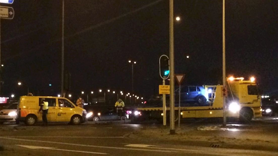 Wegenwachtbusje wordt weggesleept