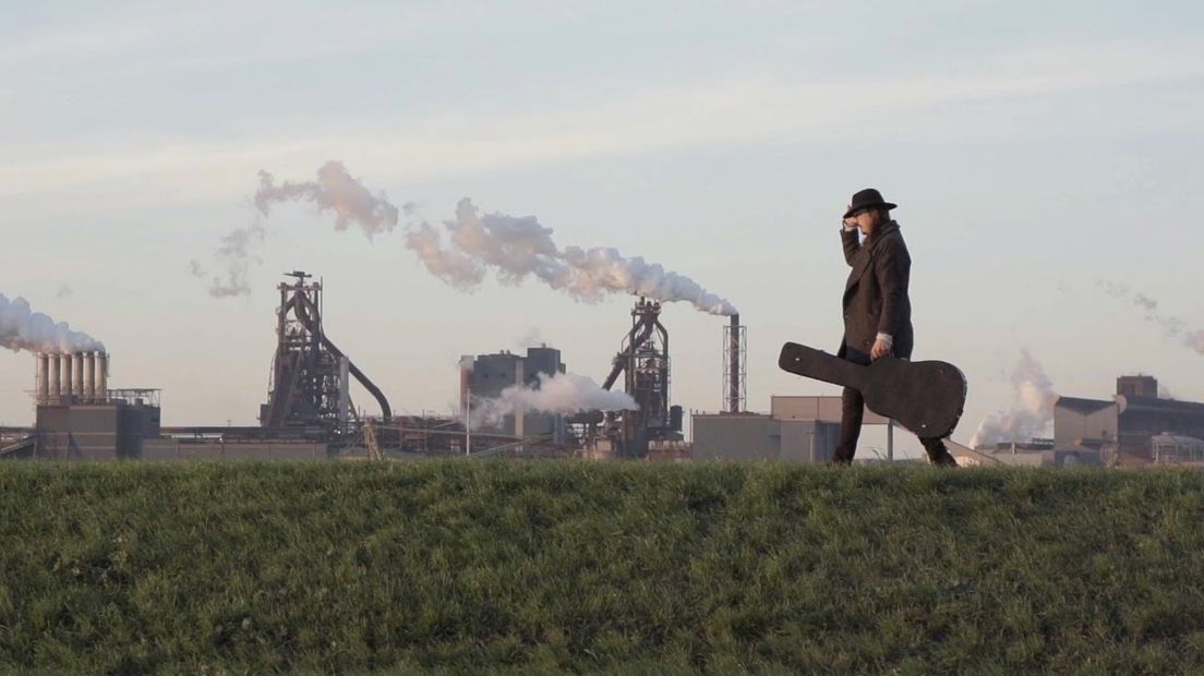 Still uit videoclip van Love Life van Bernard Hering