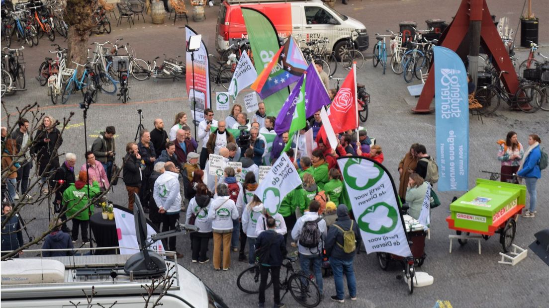 De RTV Utrecht-verkiezingskaravaan op de Neude in Utrecht.