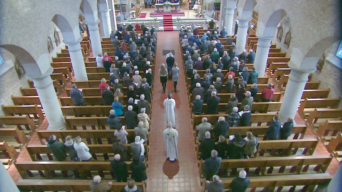 Emoties bij laatste dienst in katholieke kerk IJzendijke (video)