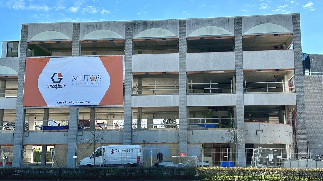 Een voormalig kantoorpand aan de Stadsring wordt omgekat tot appartementencomplex.
