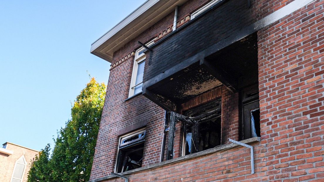 De schade aan de achterkant van het appartement