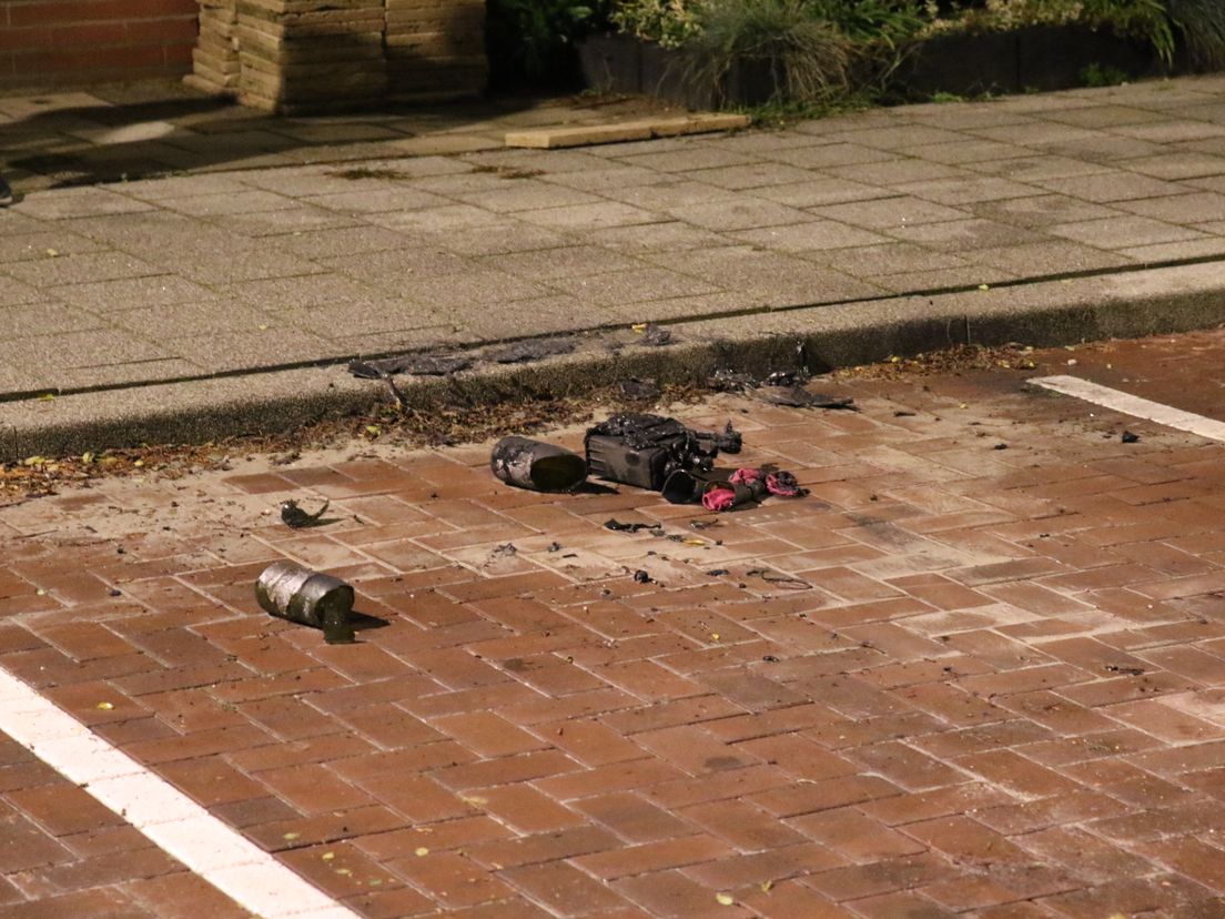 Restant van de molotovcocktail in Rotterdam-Zevenkamp (Bron: MediaTV - Joey Heijstek)