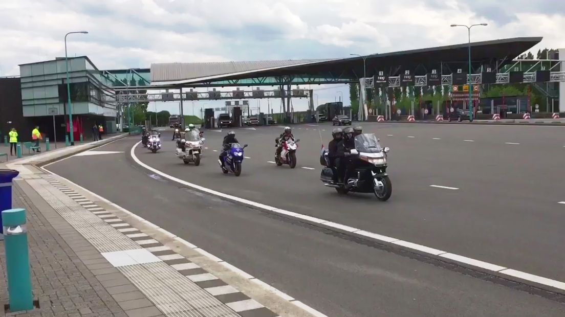 Ronkende motoren begeleiden familie van overleden kaartenmeisje Sabine