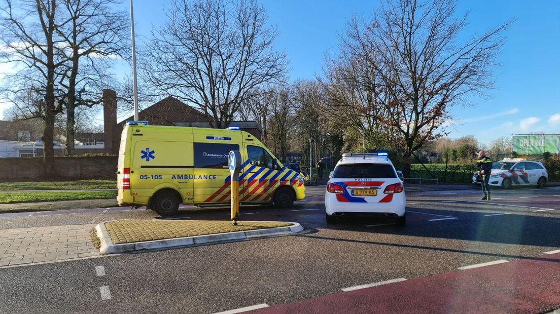 Gewonde fietsster naar het ziekenhuis gebracht