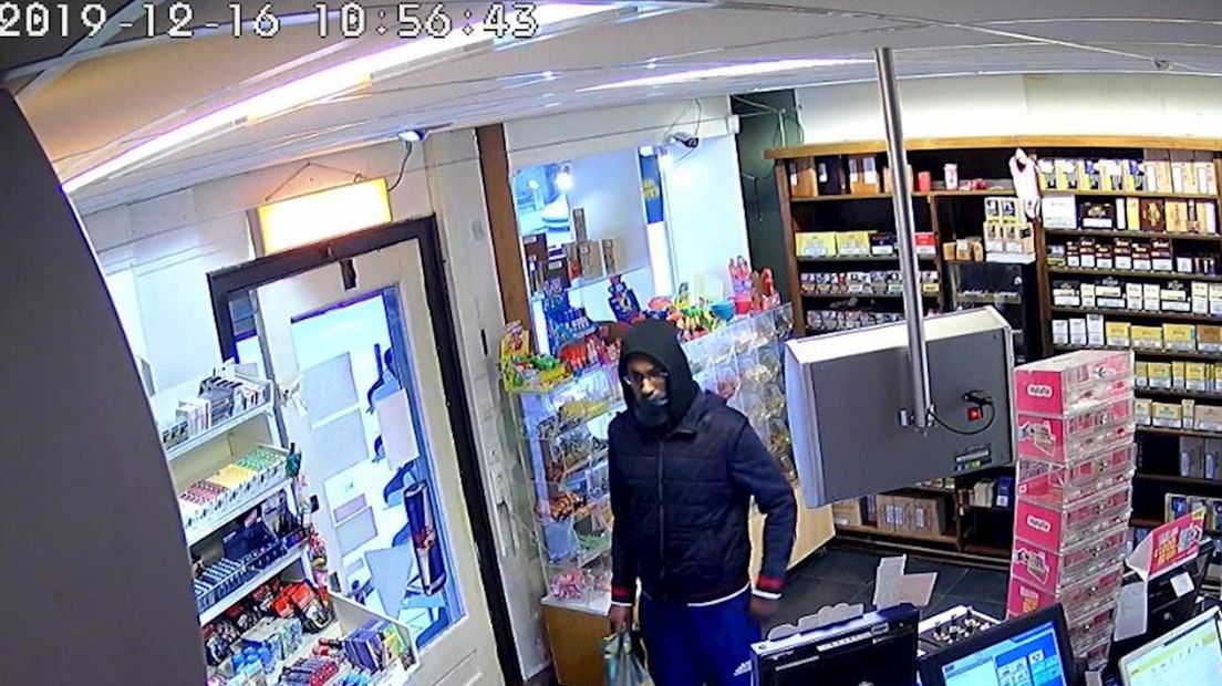 Deze overvaller wordt gezocht door de politie. Wie herkent hem?