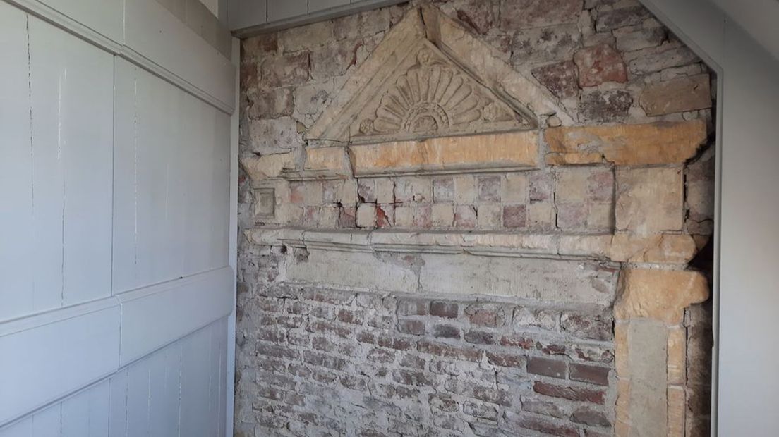 Zestiende eeuwse muur op het damestoilet.