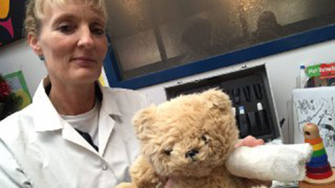 Carla Houber, een van de twee knuffeldierenartsen.
